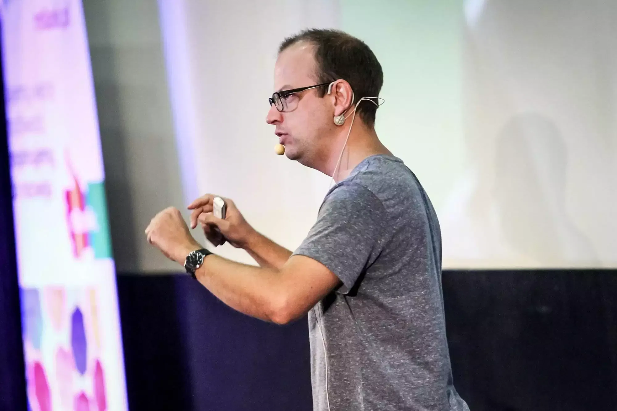 Keynote-Speaker und Autor Marc Löffler auf der Bühne