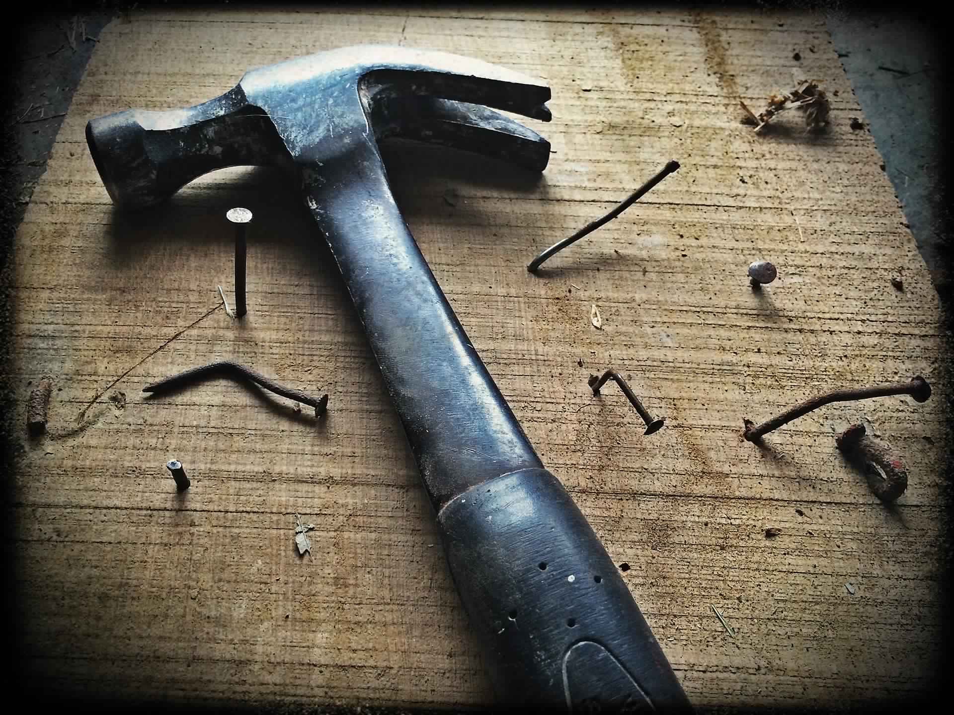 Hammer und Nägel