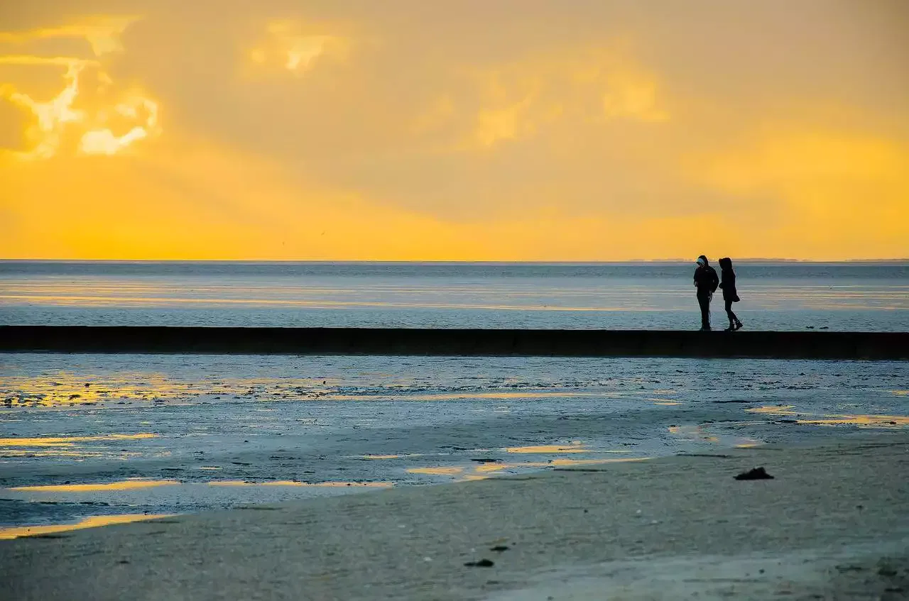 Umrisse zweier Personen am Strand
