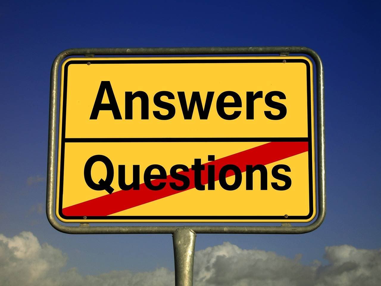 Schild mit Aufschrift Answers und Questions