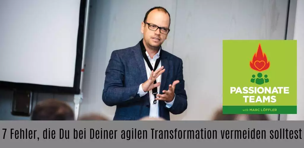 Marc Löffler bei einem Vortrag und Podcast-Titel: 7 Fehler, die Du bei Deiner agilen Transformation vermeiden solltest
