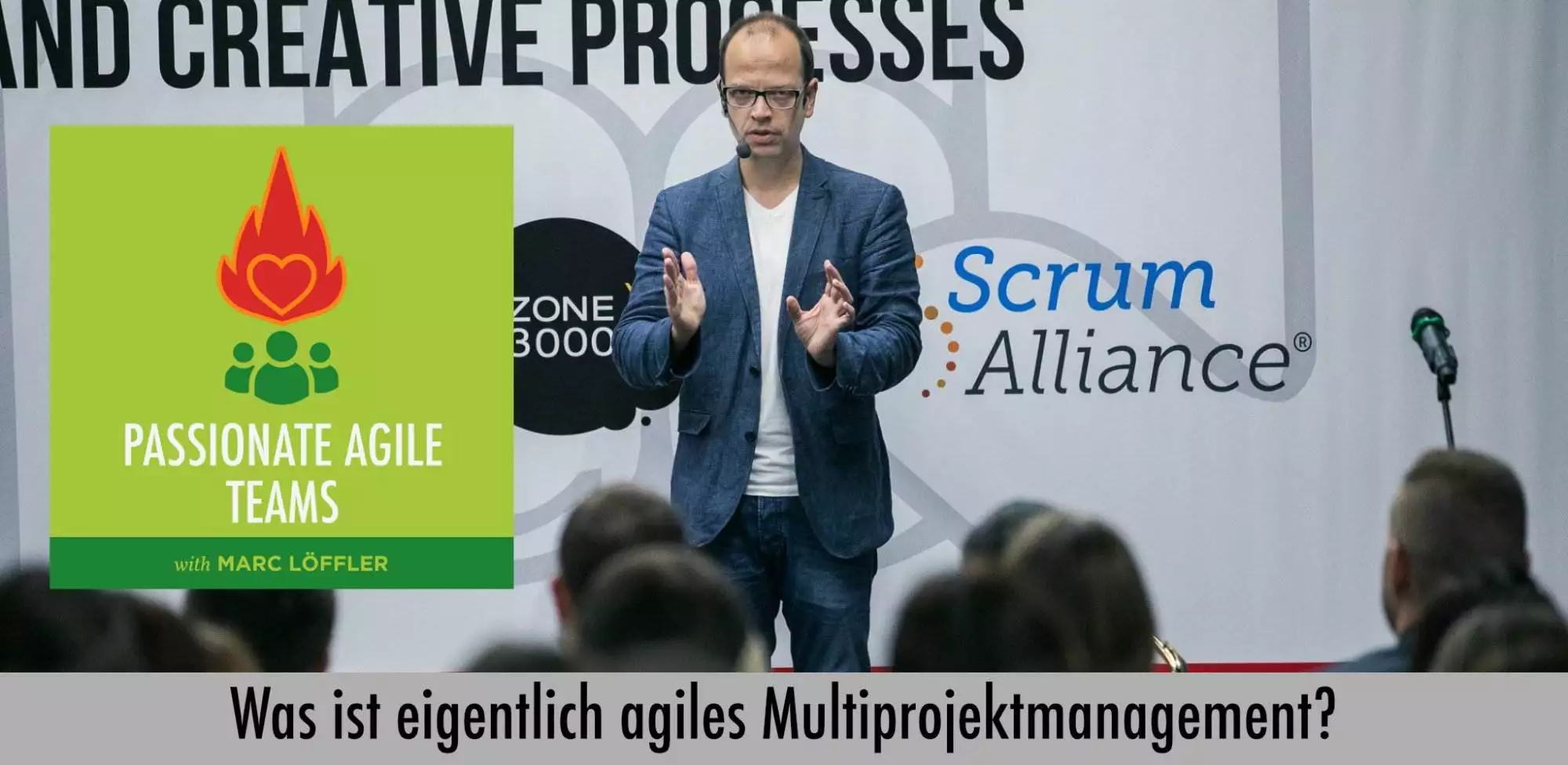 Marc Löffler auf der Bühne und Podcast-Titel: Was ist eigentlich agiles Multiprojektmanagement
