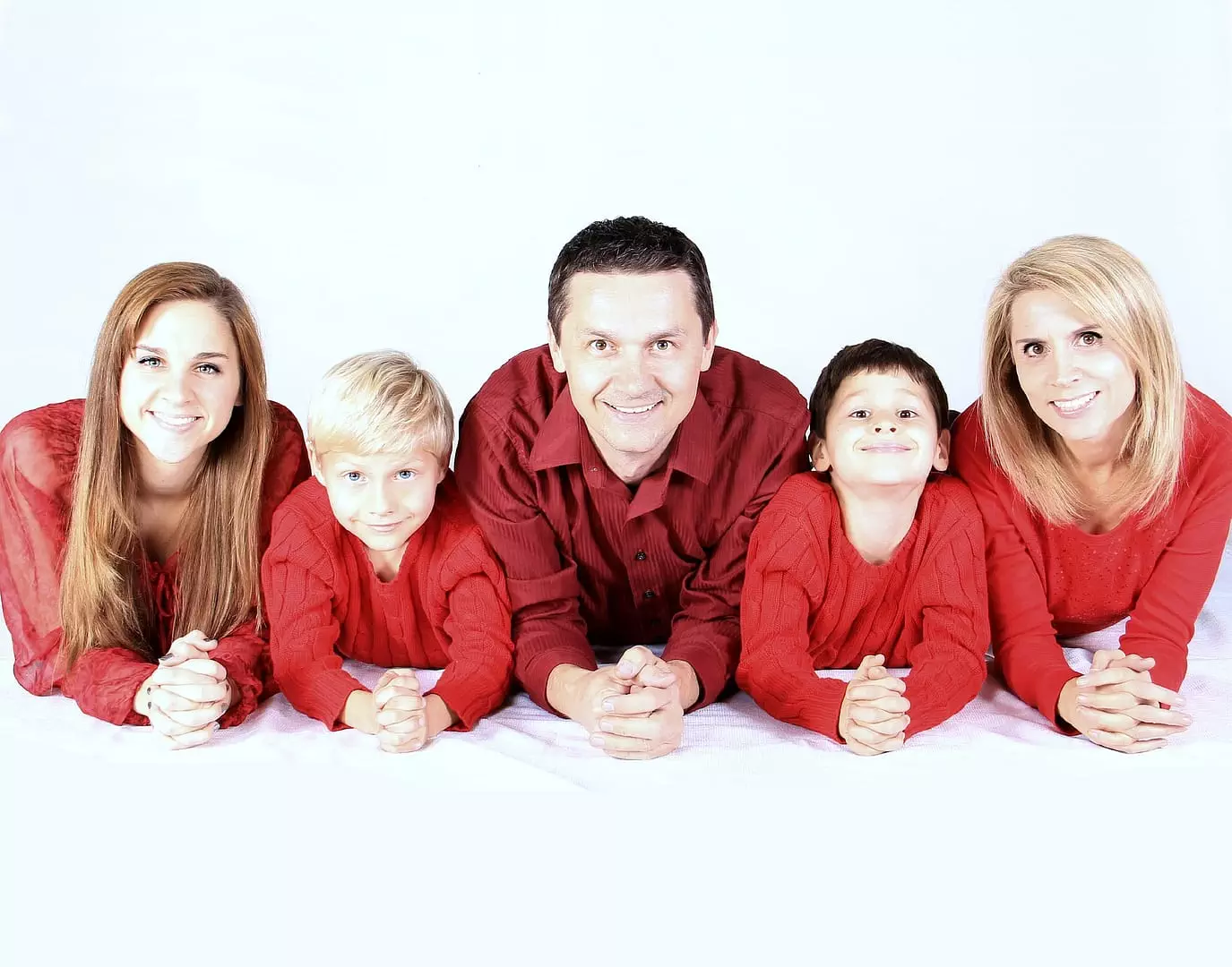 Familie in roter Kleidung